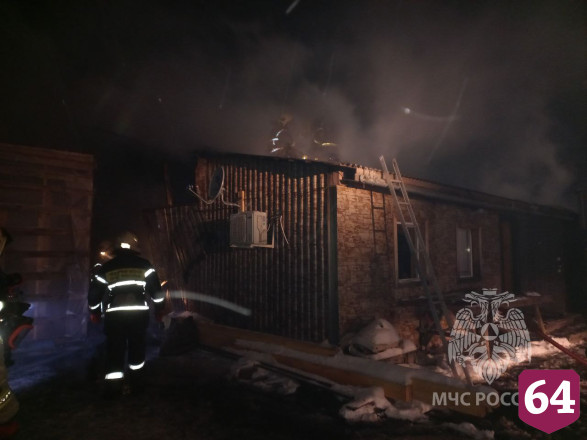 В Саратове горели склады с древесиной