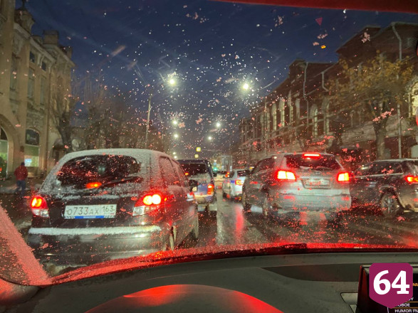 В Саратове с первым снегом возникли проблемы с движением
