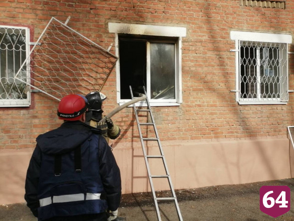 Под Саратовом жильцы горящего дома эвакуировались самостоятельно