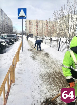 После публикации «Региона 64» обледенелые тротуары у школы посыпали песком