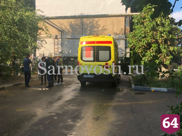 В Саратове девушка выпала из окна 8-го этажа и погибла