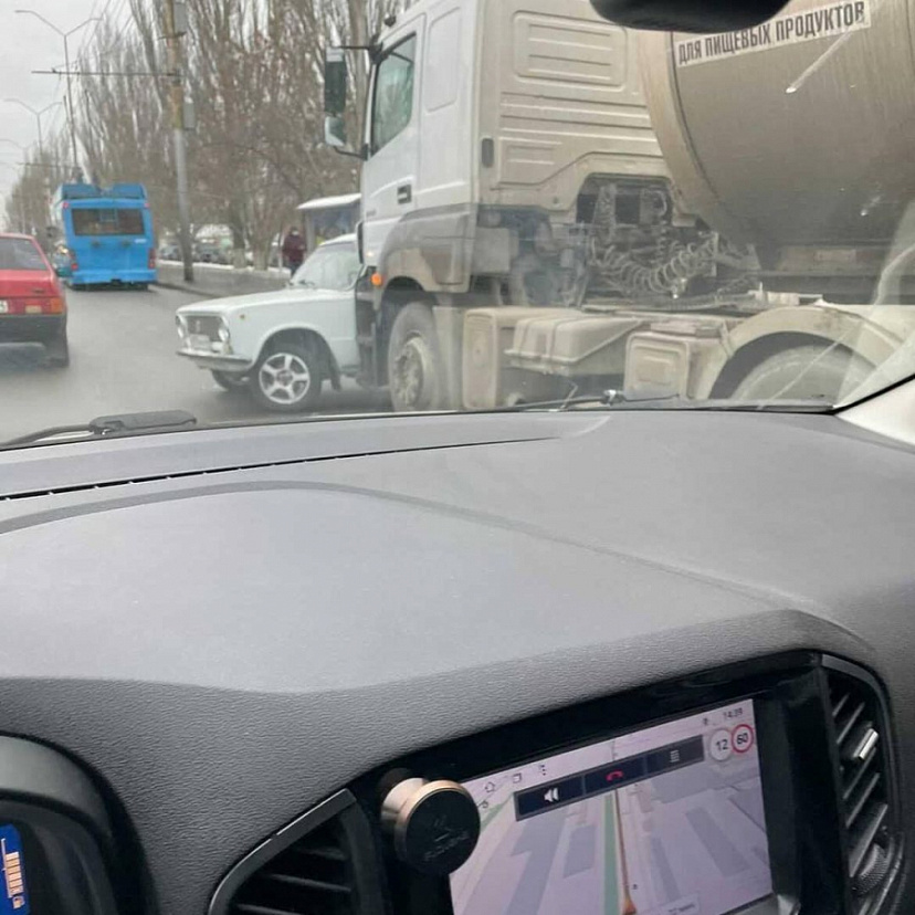 В Саратове автоцистерна протаранила легковушку с беременной женщиной