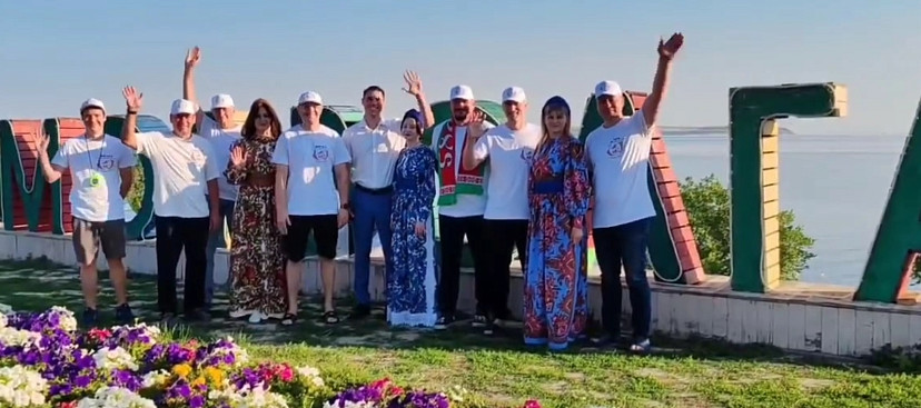 В Саратовской области участников заплыва через Волгу встретили хлебом-солью