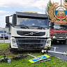 В Саратовской области сбитый грузовиком дорожный знак рухнул на девушку