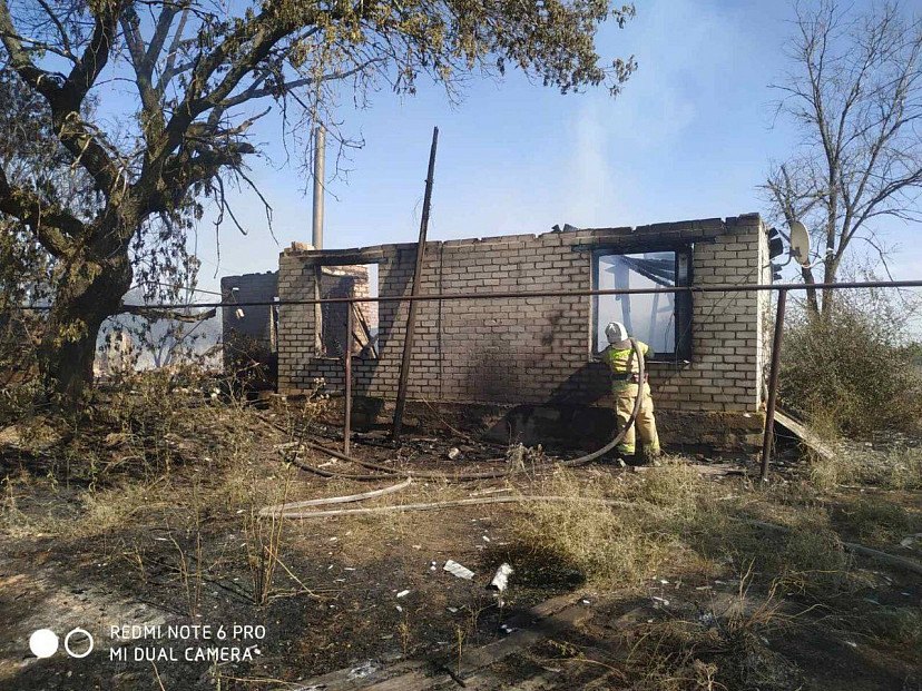 Под Саратовом сгорели 4 гектара травы и два дома