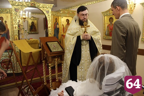 В Энгельсском доме-интернате обвенчали молодых супругов