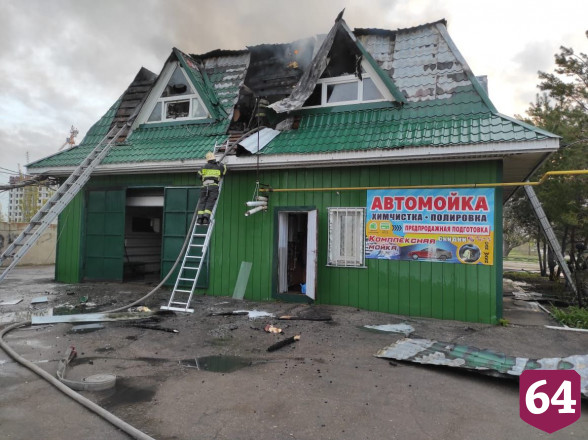 В Энгельсе пожар уничтожил автомойку с сауной
