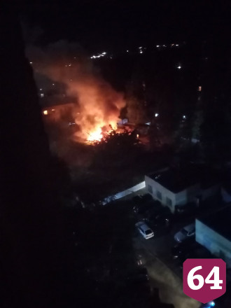 Ночной пожар уничтожил сараи в центре Саратова