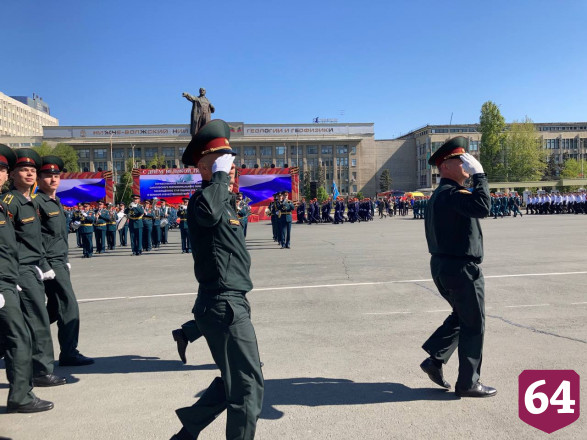 В Саратове состоялось торжественное прохождение войск в честь Дня Победы