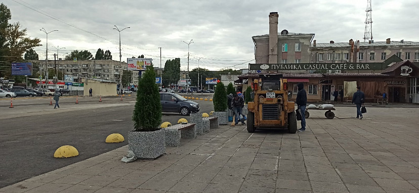 Перед Сенным рынком установили лавочки и велопарковку