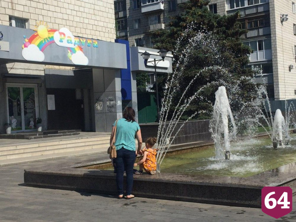 Жители Саратова в жару купаются в фонтанах с собаками