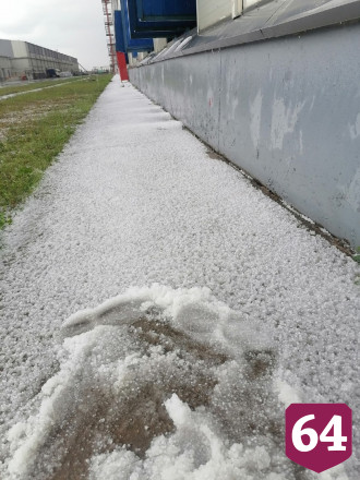 Град засыпал городские улицы 