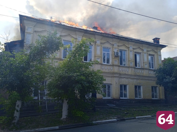 Под Саратовом пожарные отбили от огня коттедж чиновника