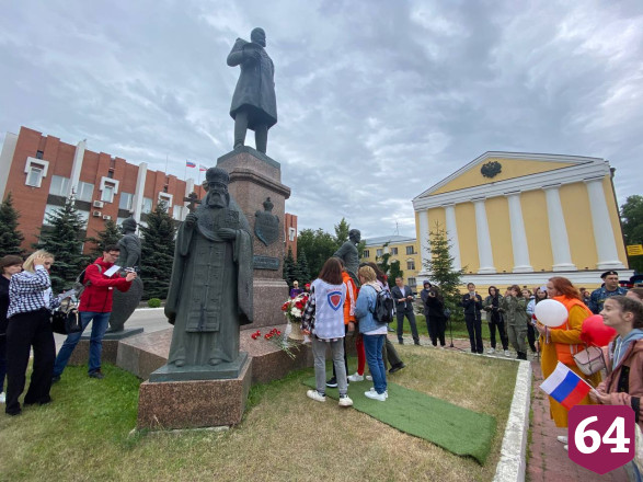 В Саратове в День России развернули 60-метровый флаг