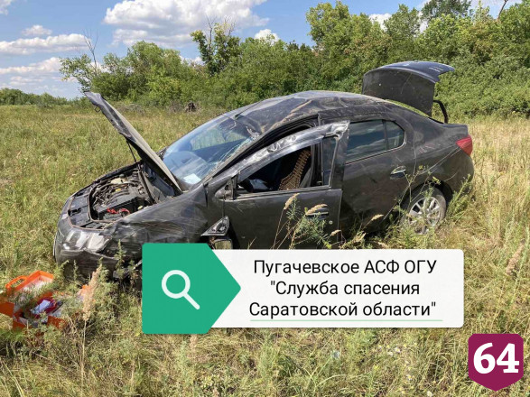 На саратовской трассе в кювет опрокинулась иномарка