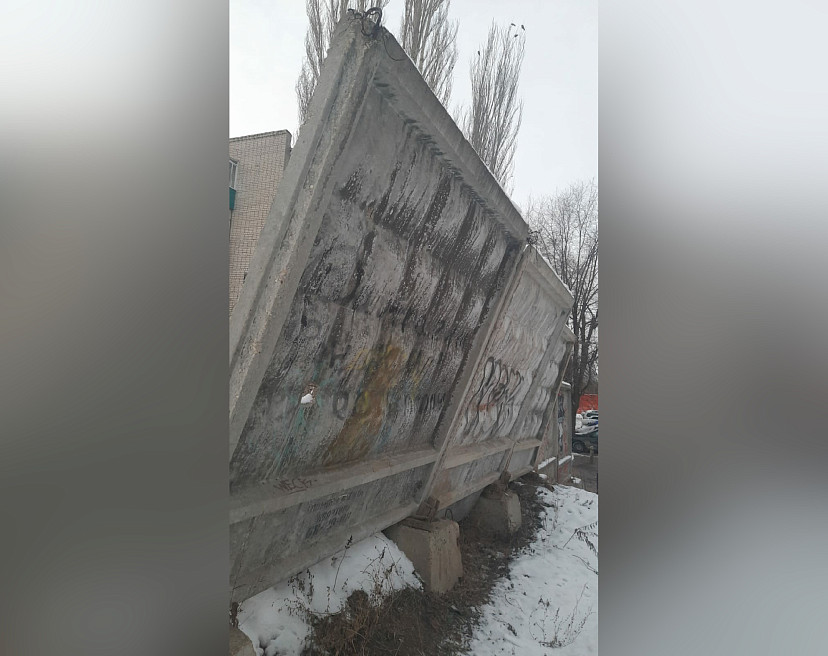 Саратовцы просят снести опасный заброшенный забор рядом со школой