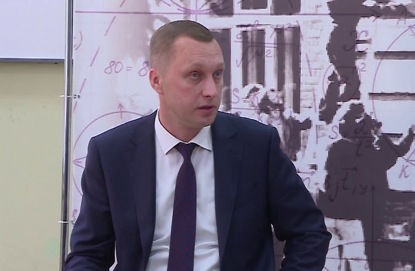 Бусаргин раскритиковал главу Саратова за невнимание к школам