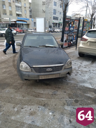 В Саратове автохам бросил машину на тротуаре рядом с полицией