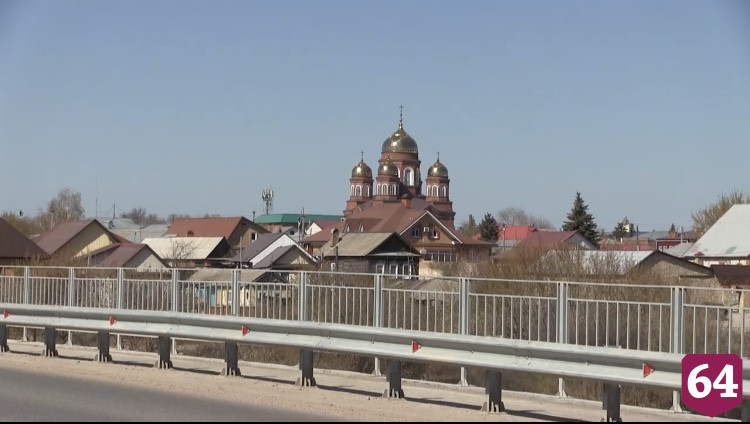 Под Саратовом спасли упавшего в реку и вцепившегося в ветку мужчину