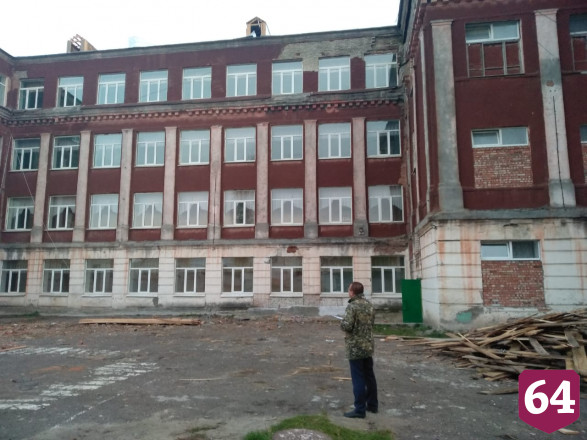 Молодой кровельщик разбился, упав с крыши лицея 