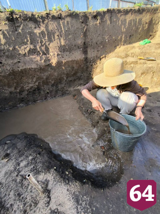 Археологи вычерпали сотни литров дождевой воды из раскопа на месте древнего базара в Саратове