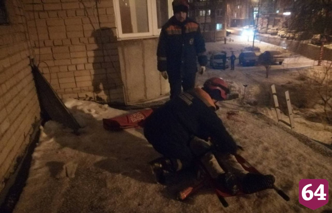Под Саратовом женщина выпала из окна на козырек подъезда и выжила