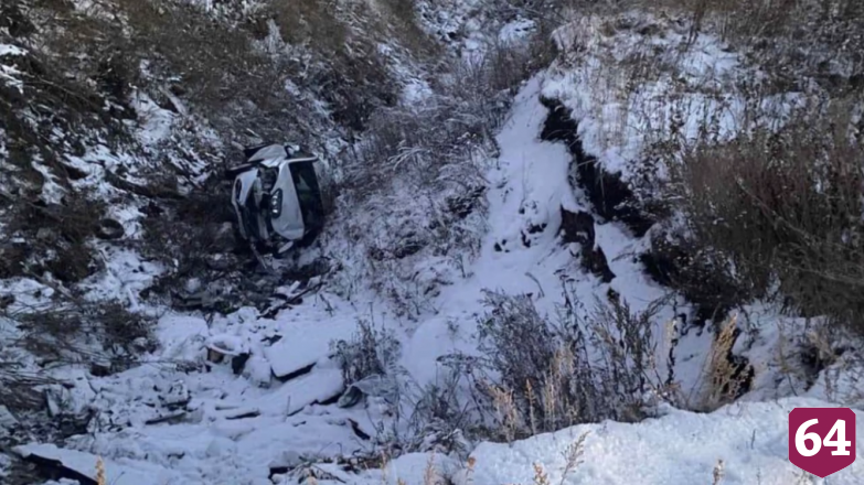 Полицейские спасли водителя внедорожника после аварии