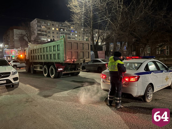 Власти Саратова восстановят стену разрушенного грузовиком дома