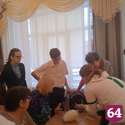Под Саратовом плетут маскировочные сети для мобилизованных