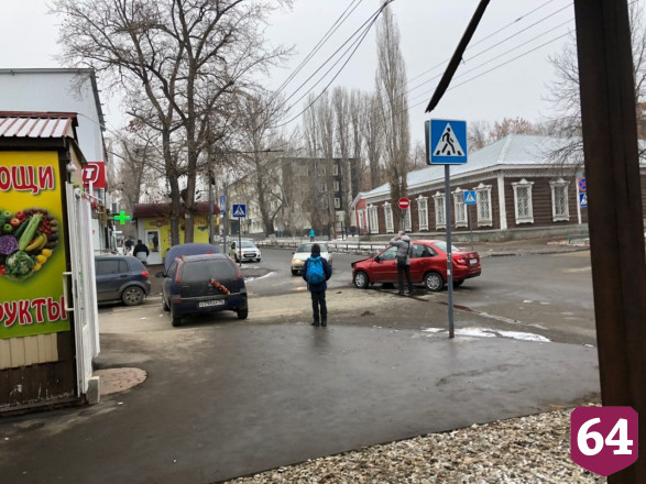 Две легковушки не поделили дорогу у саратовской больницы