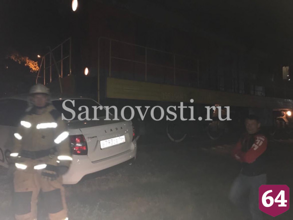 Под Саратовом локомотив врезался в заглохшее на рельсах такси