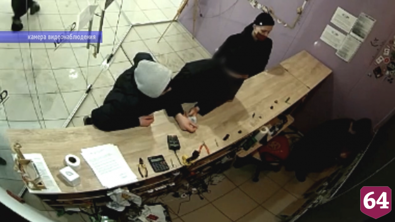 Молодой человек оплатил чужой картой золотую печатку и попался