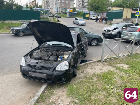 Молодая пара травмировалась в аварии на Антонова