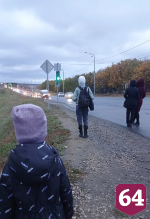 Жители Саратова ждут автобусы под открытым небом в дождь и снег
