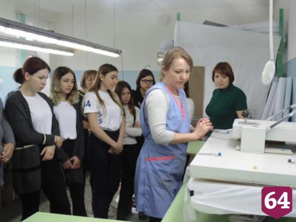 Студенты и школьники побывали на швейной фабрике и грибном комбинате 