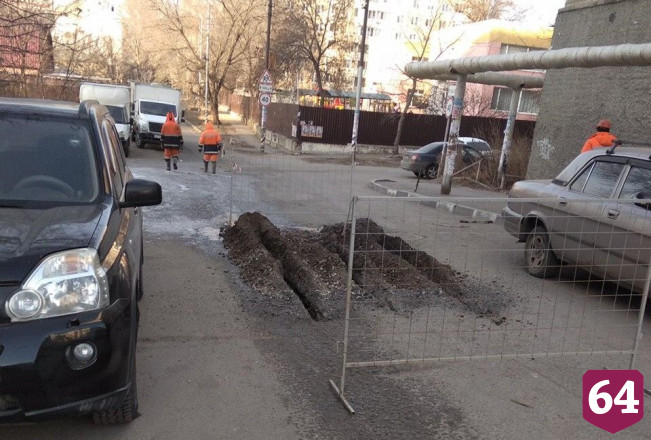 В Саратове коммунальщики не могут начать ремонт из-за припаркованных автомобилей 