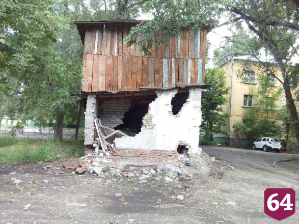 Саратовцы опасаются обрушения стены постройки рядом со школой