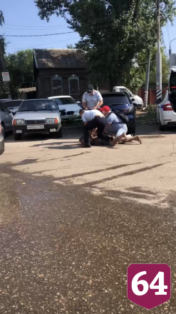 В Энгельсе пьяный мужчина подрался с эвакуатором
