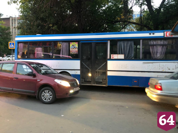 Столкновение автобуса и троллейбуса блокировало движение в центре Саратова