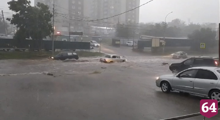 Сильный ливень затопил улицы Саратова