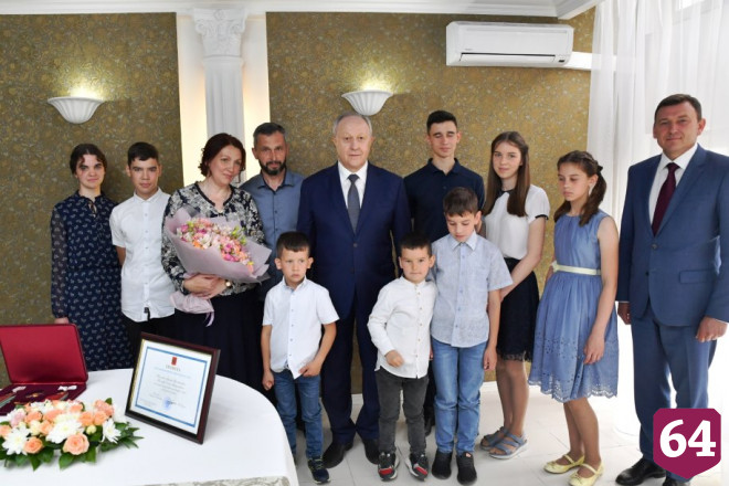 Саратовскую многодетную семью наградили орденом «Родительская слава» 