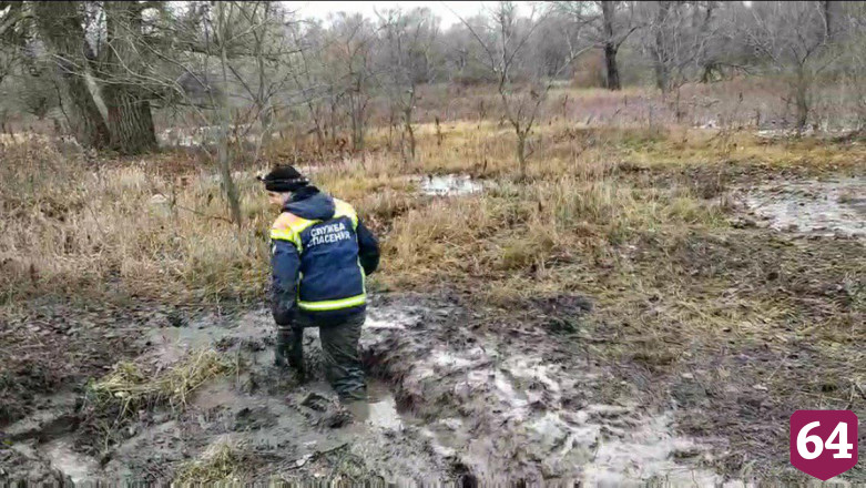 Спасатели вытащили 3 застрявшие машины с рыбаками