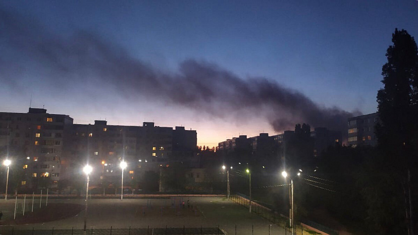 Микрорайон заволокло дымом из-за пожара в офисном здании