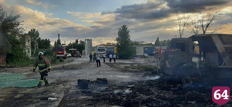 Под Саратовом вместе со складом сгорели трактор и КамАЗ