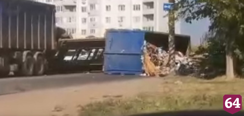 В Энгельсе у грузовика опрокинулся прицеп с мусором