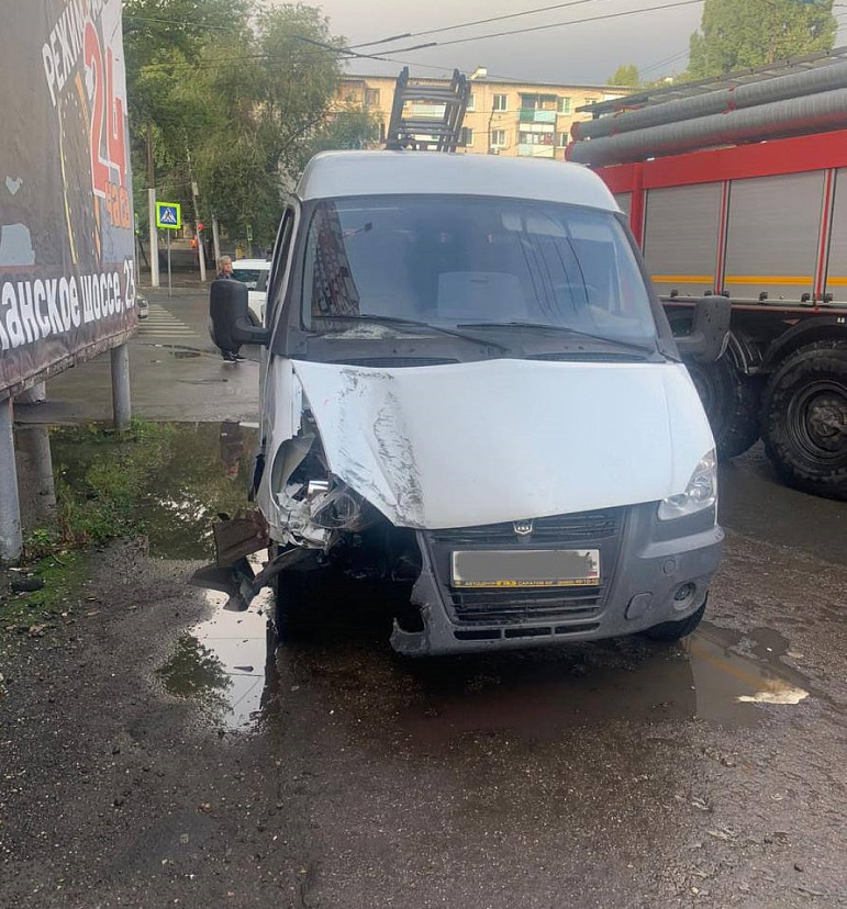 В Саратове водитель «Газели» снес светофор и покалечил пассажира