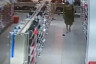 Кража потерянного кошелька попала на камеру видеонаблюдения