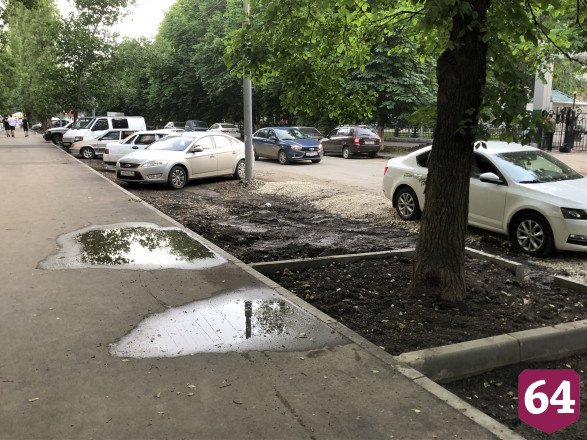 На новом асфальте в центре Саратова не сохнут лужи