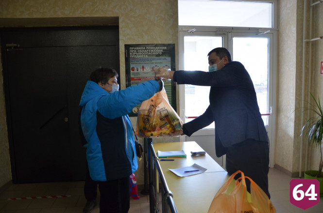 Саратовским школьникам на «дистанционке» выдают продуктовые наборы