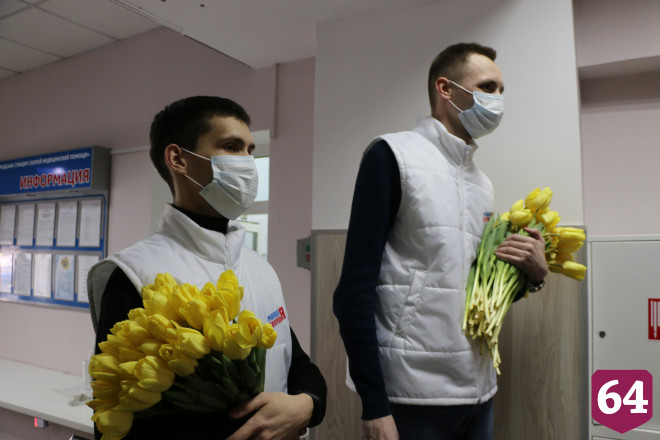 Утро саратовских медиков началось с вручения цветов